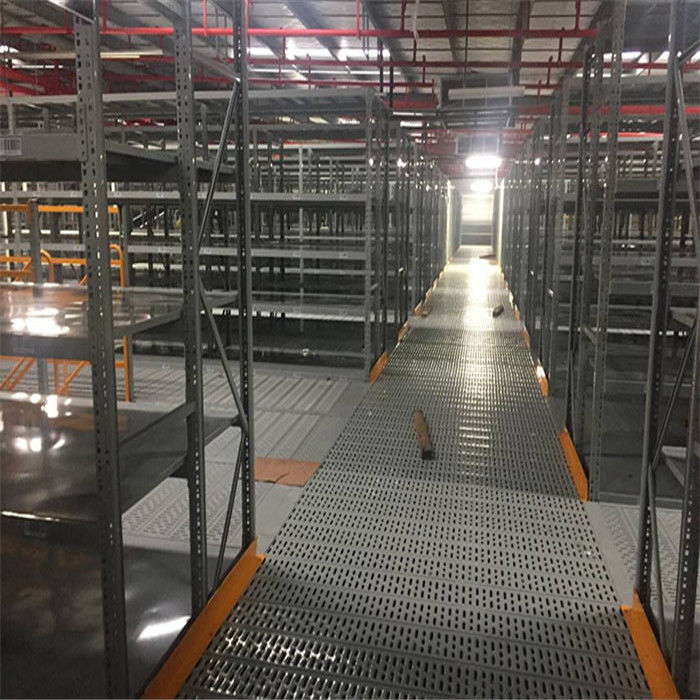 La charge de revêtement de sol en acier industriel mézanine est de 300 à 1000 kg par mètre carré pour des options de stockage polyvalentes.
