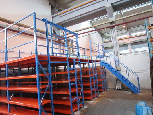 Assembler des planchers de mezzanine industriels, une mezzanine avec support de palettes