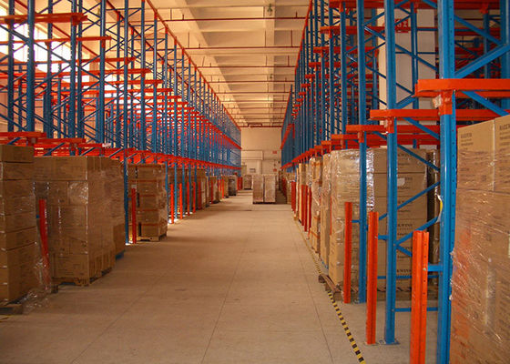 Centre logistique Système d'entraînement en acier industriel dans les rayonnages de palettes pour entrepôt