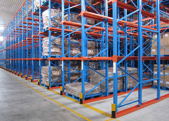 Centre logistique Système d'entraînement en acier industriel dans les rayonnages de palettes pour entrepôt