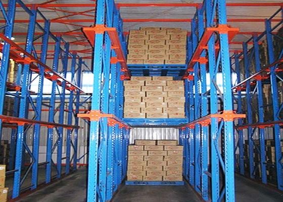 Centre logistique Système d'entraînement en acier industriel dans les rayonnages de palettes pour entrepôt