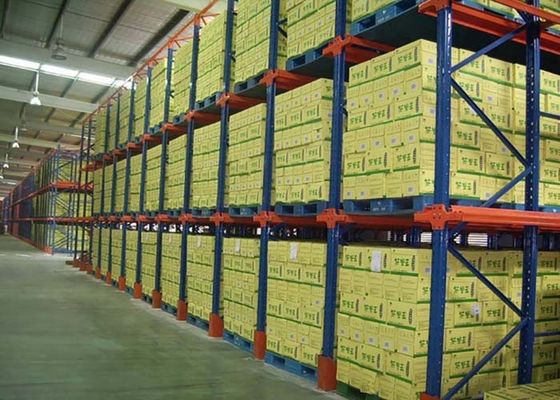 Centre logistique Système d'entraînement en acier industriel dans les rayonnages de palettes pour entrepôt