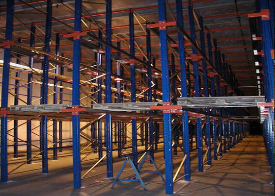 Disque à double entrée dans les étagères industrielles pour le stockage de palettes à haute densité