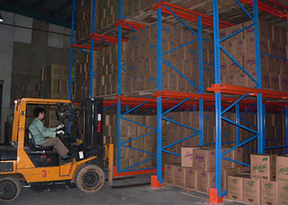 Rayonnage à palettes en drive-in haute densité avec rails de guidage pour une utilisation sûre des chariots élévateurs dans les centres logistiques