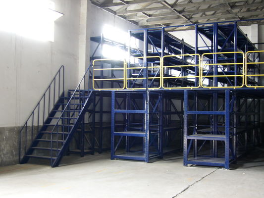 Assembler des planchers de mezzanine industriels, une mezzanine avec support de palettes