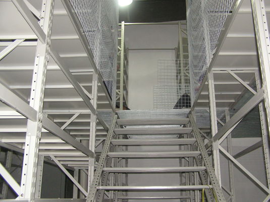 Assembler des planchers de mezzanine industriels, une mezzanine avec support de palettes