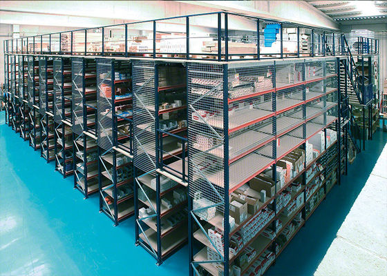Mezzanine supportée par rack industriel à plusieurs niveaux personnalisée avec protection en treillis métallique