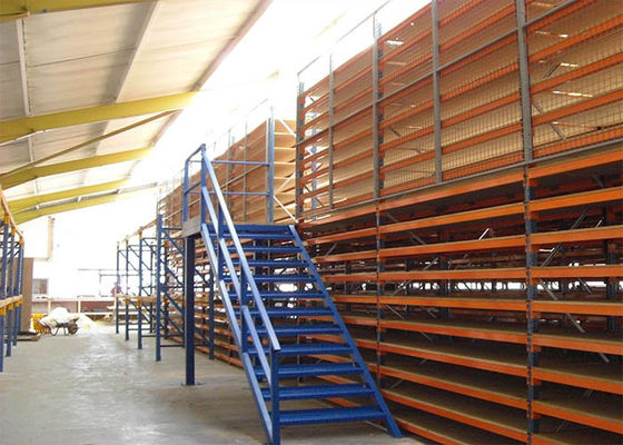 Mezzanine supportée par rack industriel à plusieurs niveaux personnalisée avec protection en treillis métallique