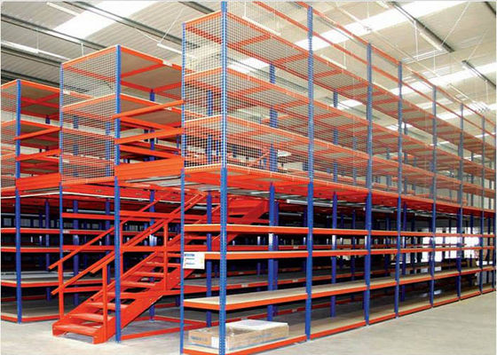 Mezzanine supportée par rack industriel à plusieurs niveaux personnalisée avec protection en treillis métallique