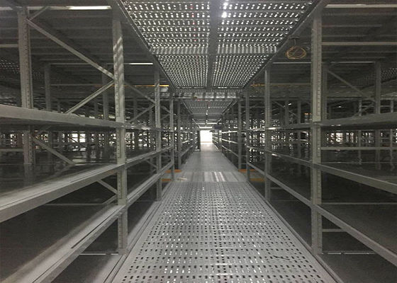 Systèmes d'étagères en acier mezzanine à support de rack gris pour un grand entrepôt