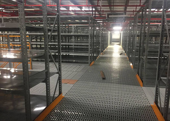 Systèmes d'étagères en acier mezzanine à support de rack gris pour un grand entrepôt