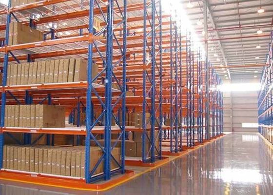 Système de rangement de palettes pour entrepôts à plusieurs niveaux