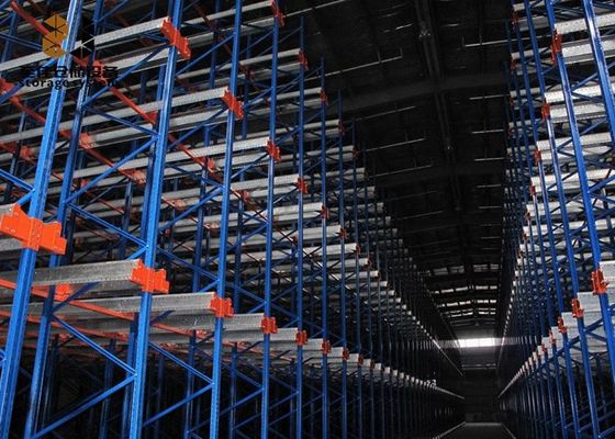 Facilité d'installation du dispositif dans le rack de palettes / système de débit à travers le rack de palettes