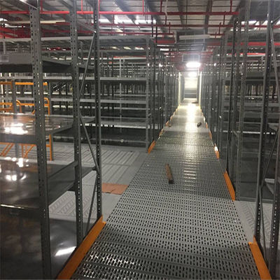 La charge de revêtement de sol en acier industriel mézanine est de 300 à 1000 kg par mètre carré pour des options de stockage polyvalentes.