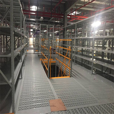 La charge de revêtement de sol en acier industriel mézanine est de 300 à 1000 kg par mètre carré pour des options de stockage polyvalentes.